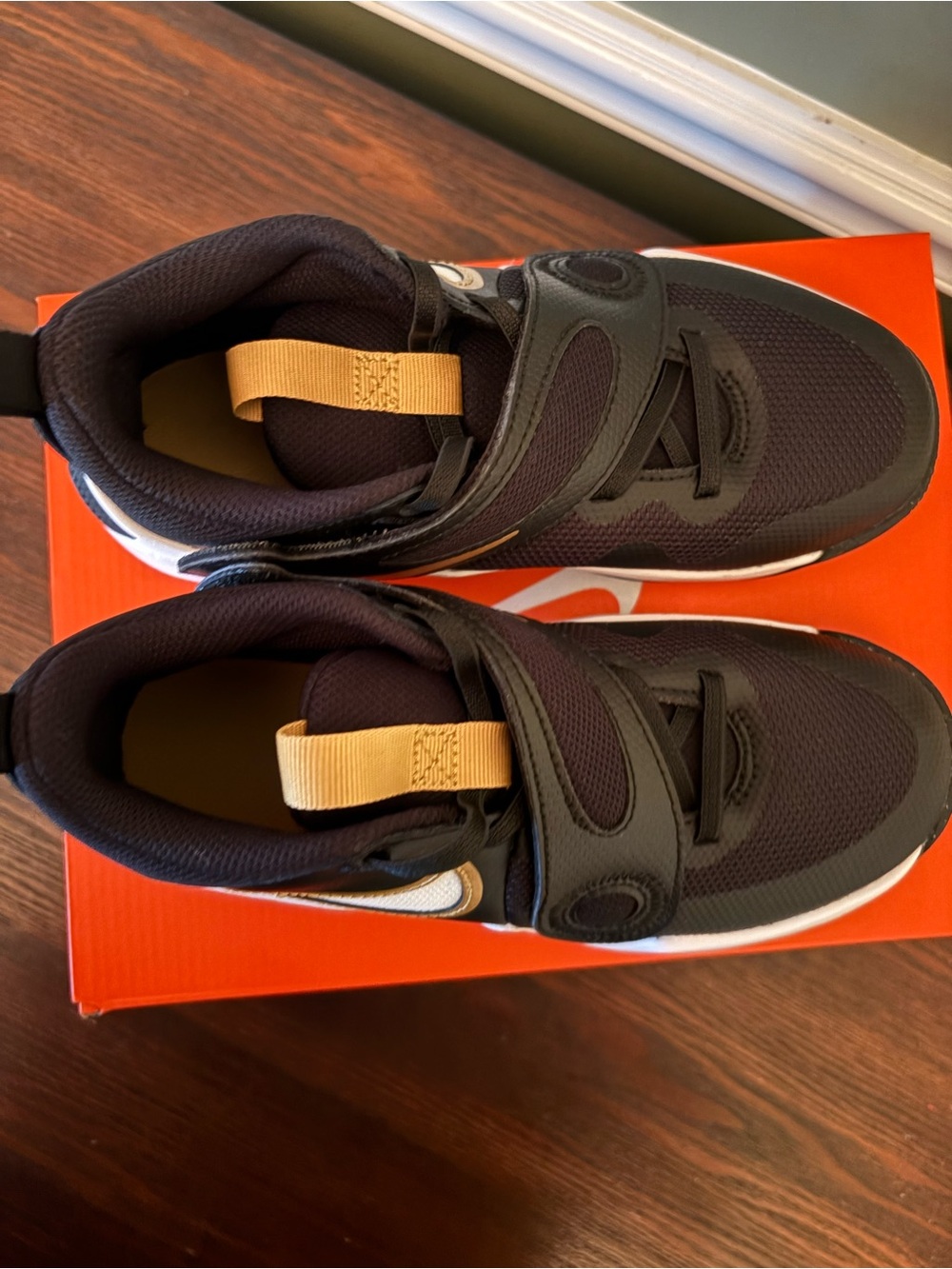 Nike Kids Black and Gold Athletic Shoes 2Y - Picture 6 of 8